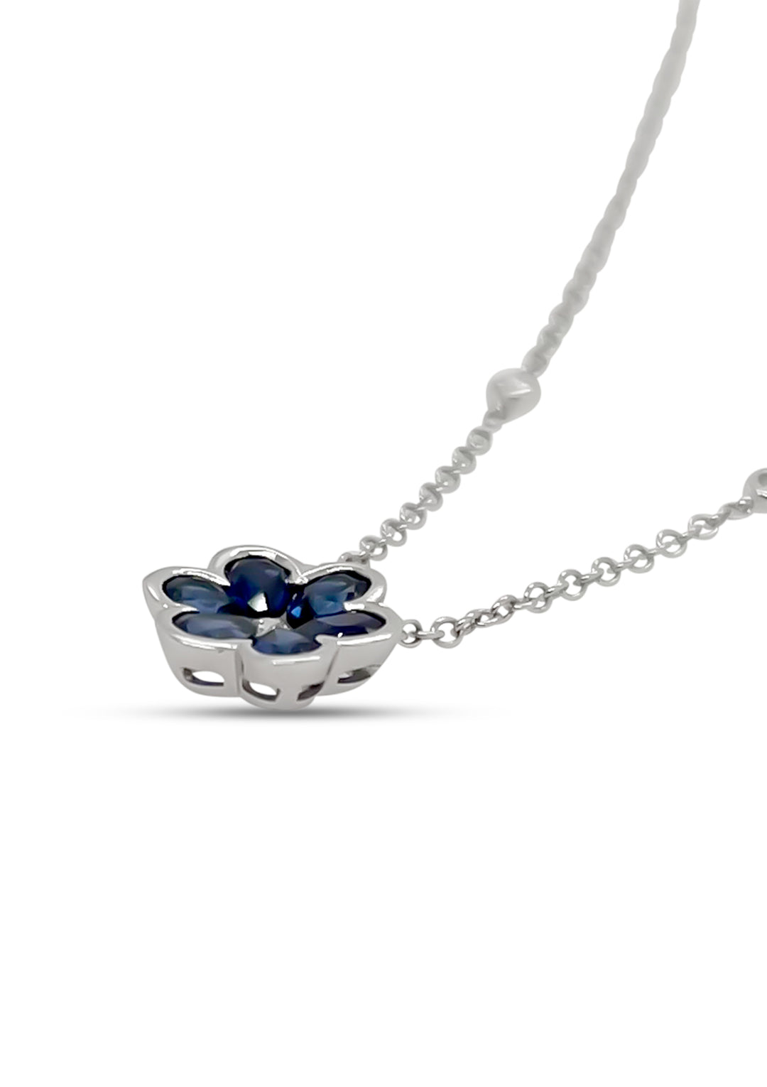 18K White Gold 0.94 Carat Sapphire And Diamond Flower Necklace